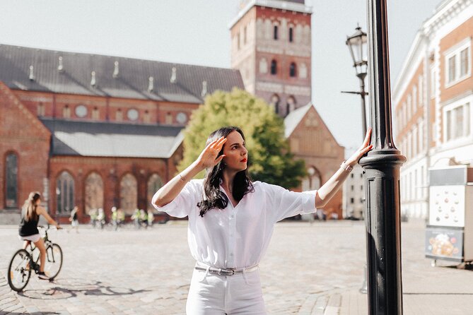 1H Private Photoshoot in Old Town of Riga - Laima Clock creates a memorable finish