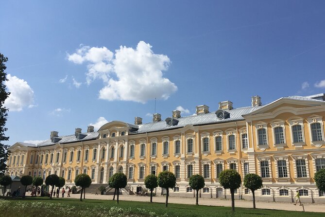 2 countries! Hill of Crosses, Rundale Palace and Bauska castle - A guide-led day with room to wander