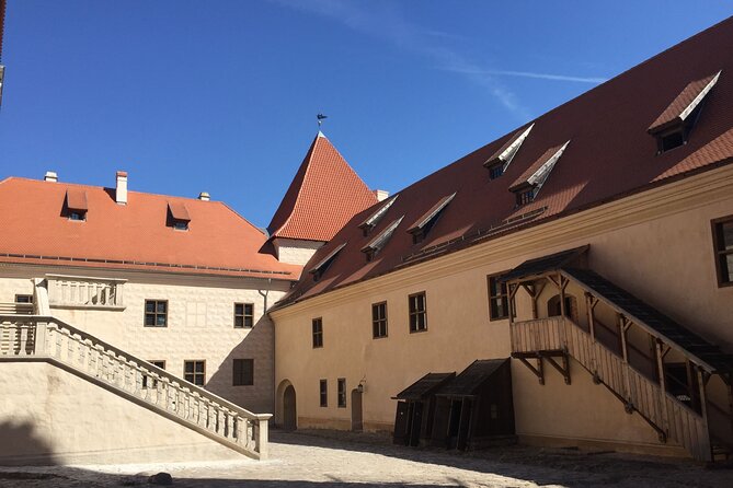 2 countries! Hill of Crosses, Rundale Palace and Bauska castle - What to pack and how to prepare