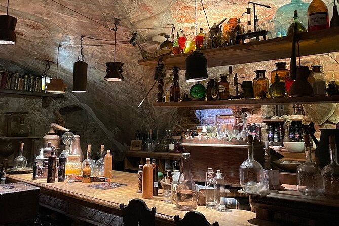 Medieval Experience: Guided Sightseeing and Food Tasting - An hour of Riga stories and old streets