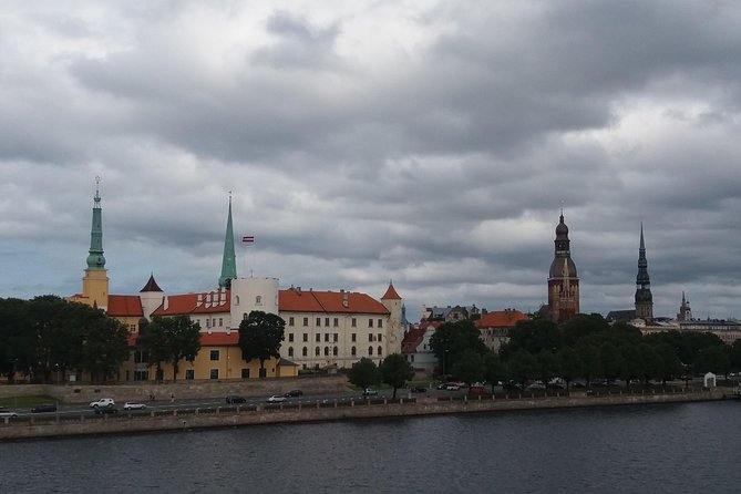 Old Riga Walking Tour / Riga Altstadt Spaziergang - The Blackheads’ Building and the city’s landmark facades