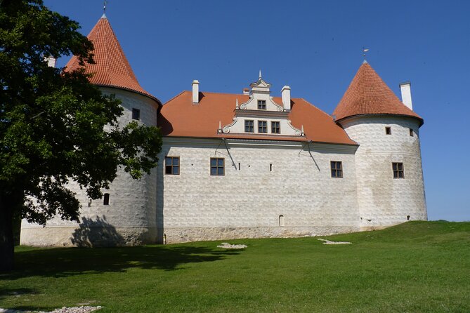 Riga: Hill of Crosses & Guided Rundale Palace with Bauska Castle - A short walk through the French Garden