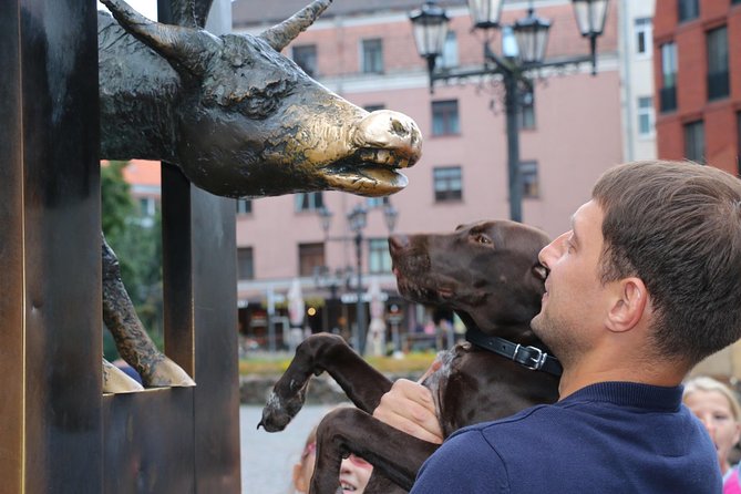 Riga Old Town walking tour - The Cat House and Riga’s sense of humor