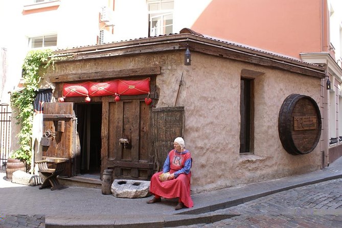 Riga Old Town Walking Tour in a Small Group - Following medieval streets and Renaissance façades