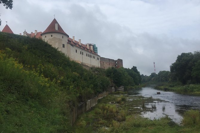 Tour from Riga to Vilnius: Bauska Castle, Rundale Palace and The Hill of Crosses - Bauska Castle: military walls and a scenic first stop