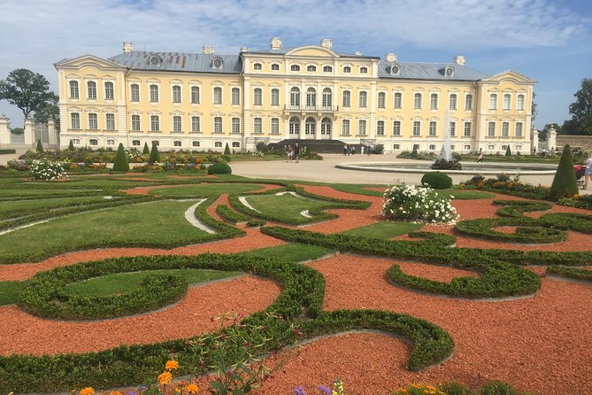 Tour from Riga to Vilnius: Bauska Castle, Rundale Palace and The Hill of Crosses - Crossing into Lithuania and reaching the Hill of Crosses