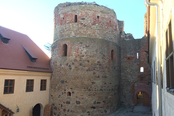 Tour from Riga to Vilnius: Bauska Castle, Rundale Palace and The Hill of Crosses - What the private driver-guide adds