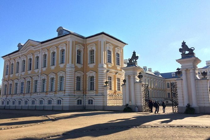 Tour from Riga to Vilnius: Bauska Castle, Rundale Palace and The Hill of Crosses - Who should book this route